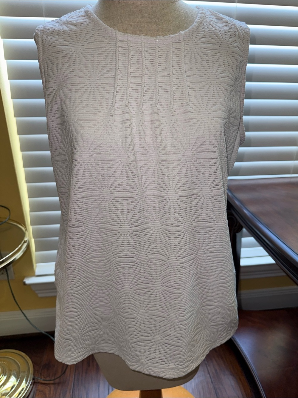 Vintage Peck & Peck White Beautiful Textured Sleeveless Tank